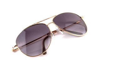 Beyaz arkaplanda izole edilmiş pembe altın renkli, zarif güneş gözlükleri.