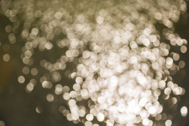 Su kepçesi arkaplanındaki ışıklar