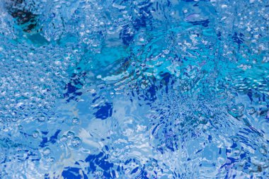 Mavi arkaplanda su dalgaları kabarcıkları