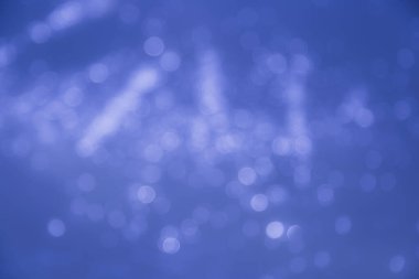 Su üzerindeki ışıklar mavi bokeh arkaplan