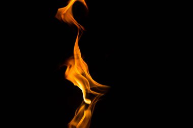 Siyah arkaplanda yansıması olan ateş alevleri