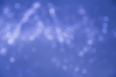 Su üzerindeki ışıklar mavi bokeh arkaplan