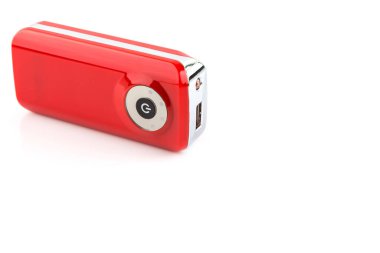 Kırmızı güç bankası beyaz arkaplanda izole edildi