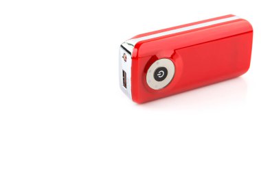 Kırmızı güç bankası beyaz arkaplanda izole edildi