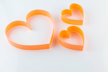 Kağıt sanatının kalbinin beyaz arka planda izole edilmiş arkaplan resmi