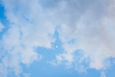 Mavi ve altın sarısı bulutlar ay batımında arka planda