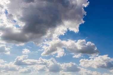 Küçük bulutlu mavi gökyüzü