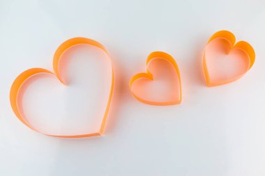 Kağıt sanatının kalbinin beyaz arka planda izole edilmiş arkaplan resmi