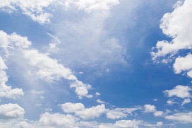 Arka planda bulutlar olan mavi gökyüzü