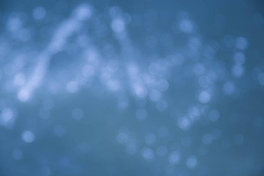 Su üzerindeki ışıklar mavi bokeh arkaplan