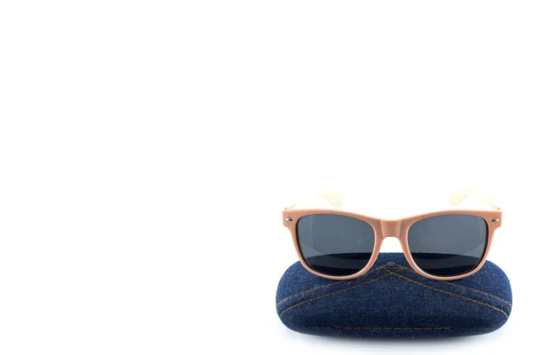 Růžové Sluneční Brýle Džínové Pouzdro Bílém Pozadí — Stock fotografie
