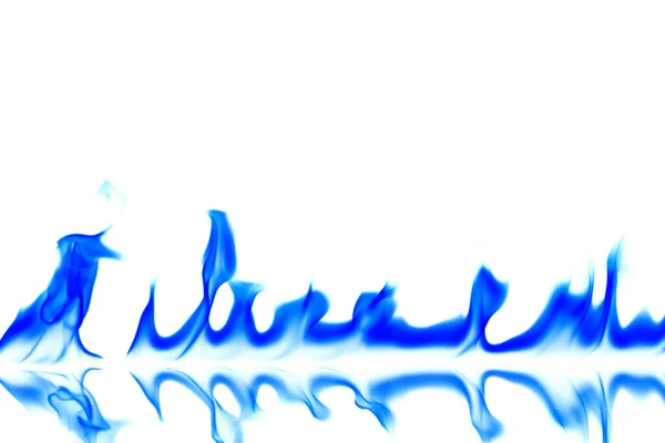 白地に隔離された青い炎 — ストック写真