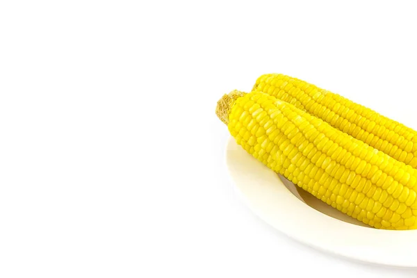 在白色背景上隔离的沸腾黄色玉米芯 — 图库照片