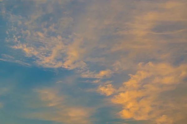 Belo Pôr Sol Laranja Ouro Nuvens Fundo — Fotografia de Stock