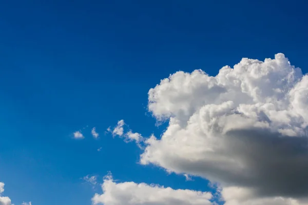 Blauwe Lucht Met Wolken Zon Reflectie Het Water Wolken Voor — Stockfoto