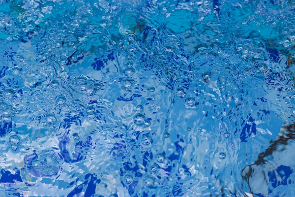 Φυσαλίδες Κυμάτων Νερού Μπλε Φόντο — Φωτογραφία Αρχείου
