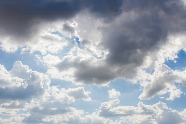 Blauer Himmel Mit Winzigen Wolken Hintergrund — Stockfoto