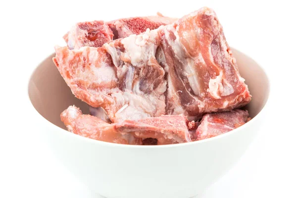 Costillas Cerdo Crudas Plato Blanco Aislado Sobre Fondo Blanco — Foto de Stock