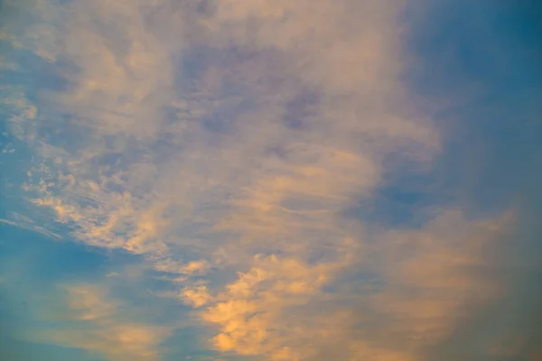 オレンジと金の雲の中の美しい夕日背景 — ストック写真