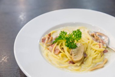 Spagetti, peynir, pastırma ve mantarlar beyaz diskte