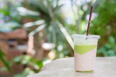 Yeşil arka planda kibrit yeşil çay içeceği