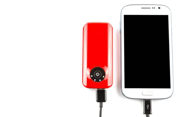 Mobiele Telefoon Met Rode Powerbank Opladen Geïsoleerd Witte Achtergrond — Stockfoto