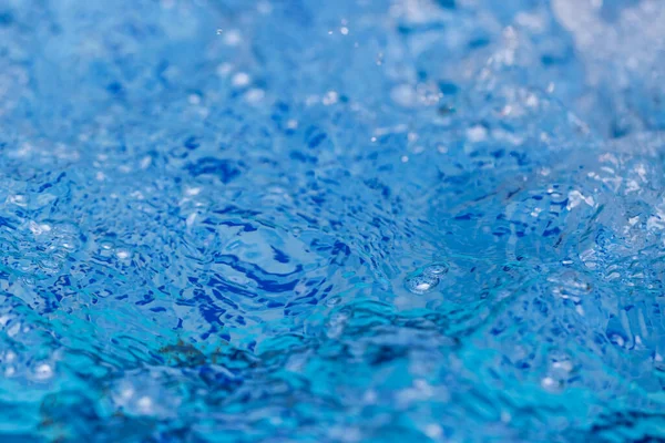 Mavi arkaplanda su dalgaları kabarcıkları