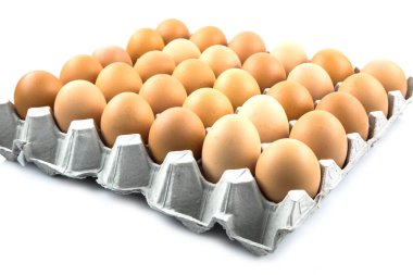 Beyaz arkaplanda izole edilmiş pakette taze yumurtalar