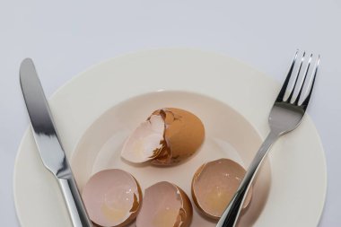 Beyaz arka planda izole edilmiş bir tabakta kabuk yumurtası