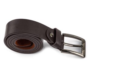 Beyaz arkaplanda kahverengi deri kemer var.