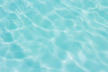 Güneşli arka planda mavi yüzme havuzu