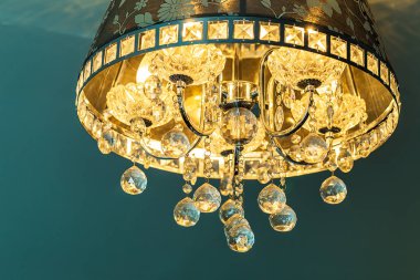 Yansımalı güzel kristal avize ve bokeh