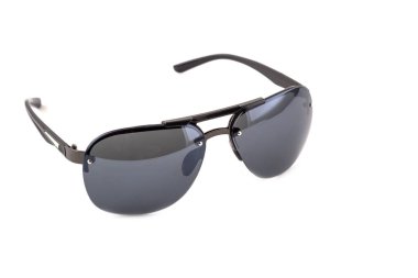 Beyaz arkaplanda izole edilmiş siyah güneş gözlükleri