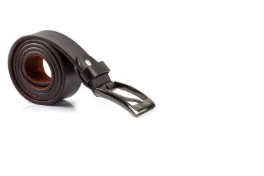 Beyaz arkaplanda kahverengi deri kemer var.