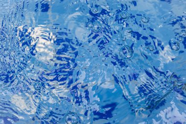 Mavi arkaplanda su dalgaları kabarcıkları