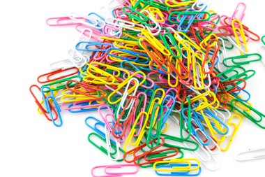 Beyaz arkaplanda izole edilmiş renkli ataçlar