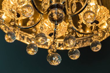 Yansımalı güzel kristal avize ve bokeh