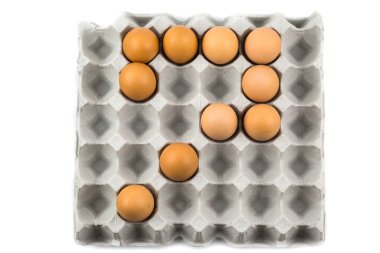 Yumurtalar beyaz arkaplanda izole edilmiş bir numaraya dizildi