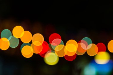 Koyu bir arkaplan karşısında Bokeh rengi