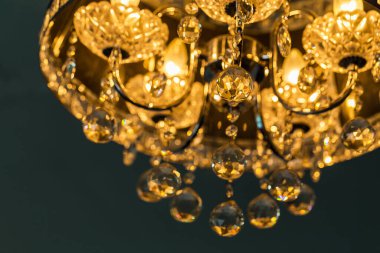 Yansımalı güzel kristal avize ve bokeh