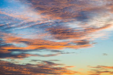 Parlak turuncu ve sarı renkler günbatımı gökyüzü / Sarı mavi gündoğumu gökyüzü güneş ışığı arkaplan