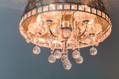 Yansımalı güzel kristal avize ve bokeh