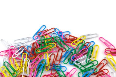 Beyaz arkaplanda izole edilmiş renkli ataçlar