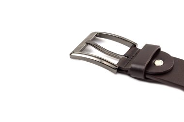 Beyaz arkaplanda kahverengi deri kemer var.