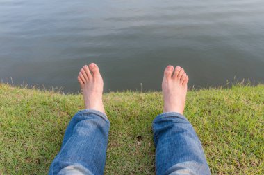 Doğal arka planı olan yeşil çimlerin üzerinde dinlenin ve rahatlayın.