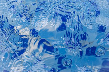 Mavi arkaplanda su dalgaları kabarcıkları