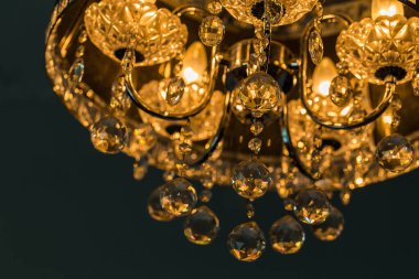 Yansımalı güzel kristal avize ve bokeh