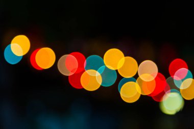 Koyu bir arkaplan karşısında Bokeh rengi