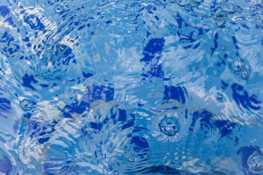 Mavi arkaplanda su dalgaları kabarcıkları