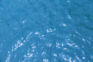 Mavi deniz suyu yüzeyi arka plan doğa